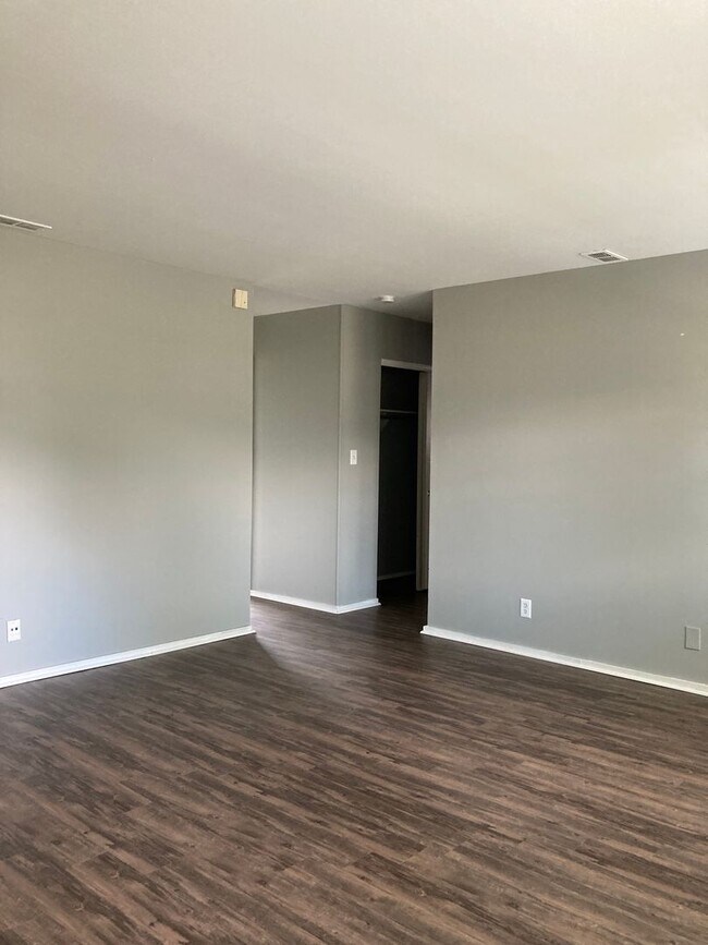 Foto del edificio - 3 bedroom house on Muncie's north side Ava...