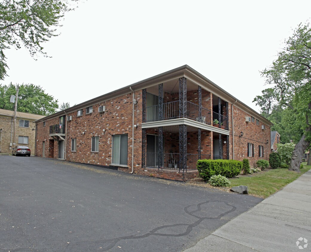 Carriage House 620 E Lincoln Ave Royal Oak, MI