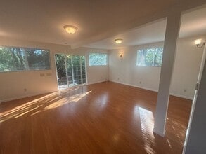 Building Photo - 552 Summit Dr