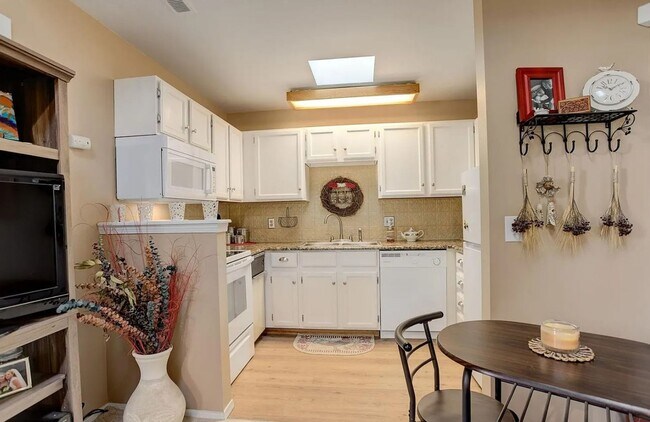 Foto del edificio - Charming 1BD/1BA Condo-Wheat Ridge, CO! Available 5/1!