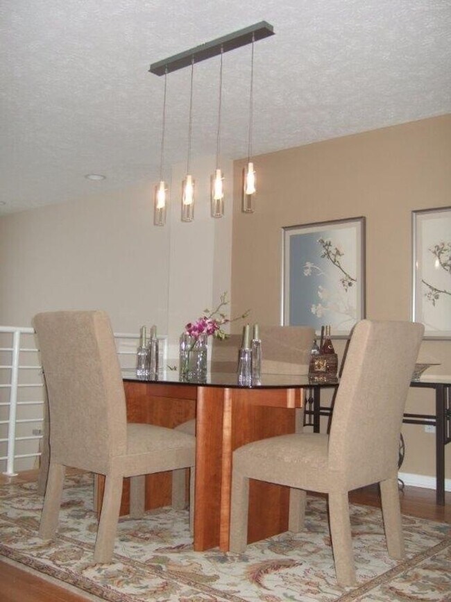 Building Photo - Modern Townhouse for rent (2bdrm; garage; yard)