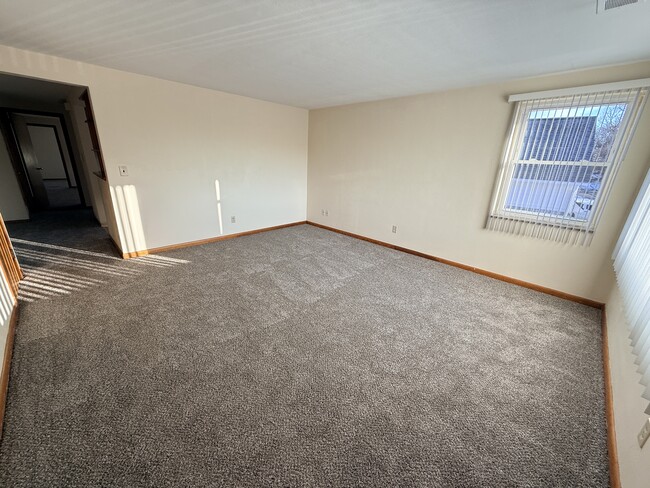 Building Photo - 4760 Holiday Dr