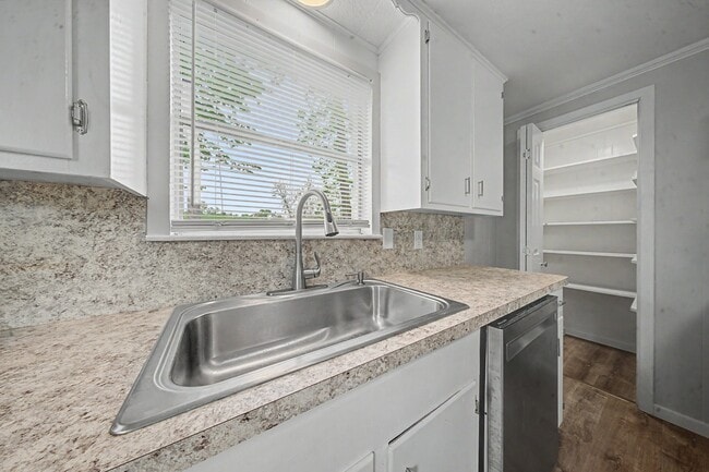 Building Photo - 310 Powers St