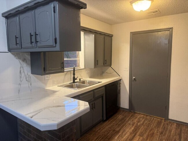 Foto del edificio - 3 bed one bath all new inside ready for mo...