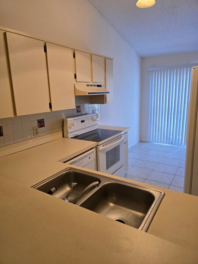 Foto del edificio - 1200 Tamiami Ln