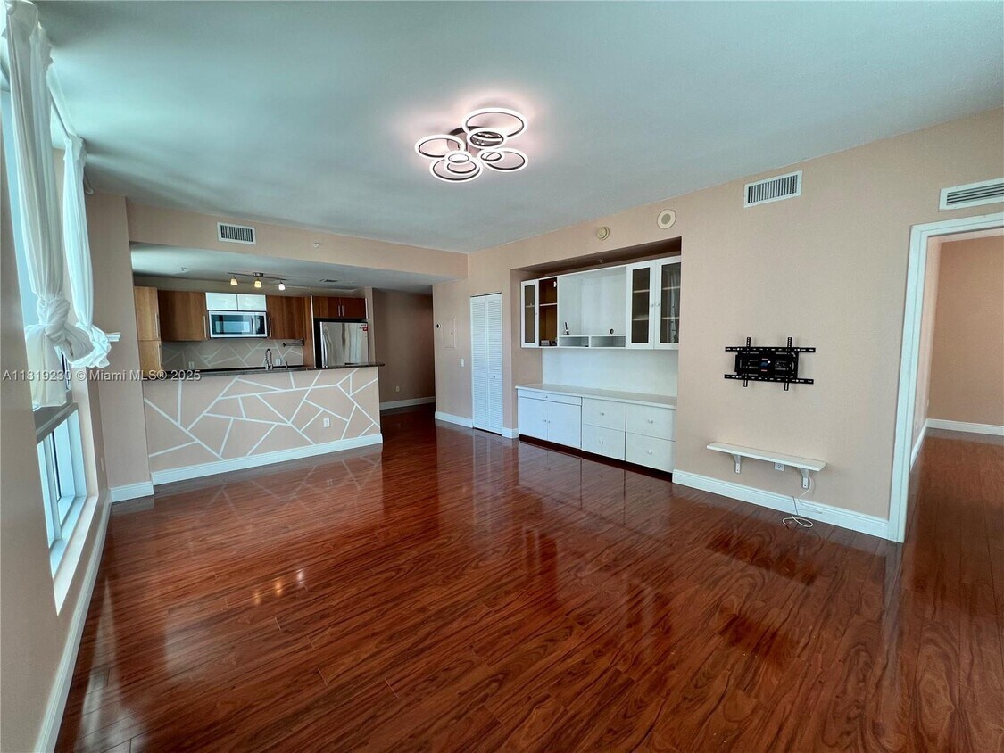 Foto principal - 300 S Biscayne Blvd