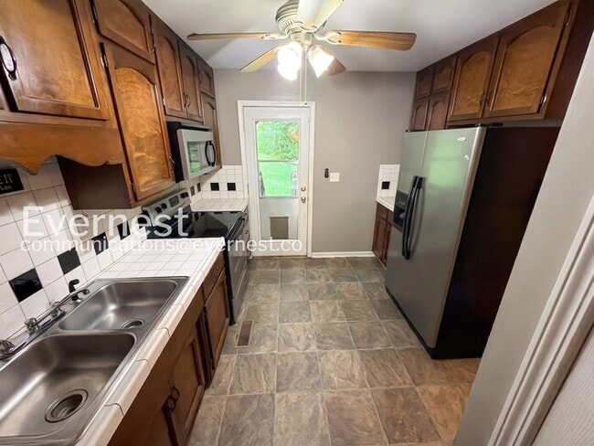 Building Photo - 3 Bed, 2 Bath Home with Garage / Pet-Friendly / Vouchers Accepted / Available Now!