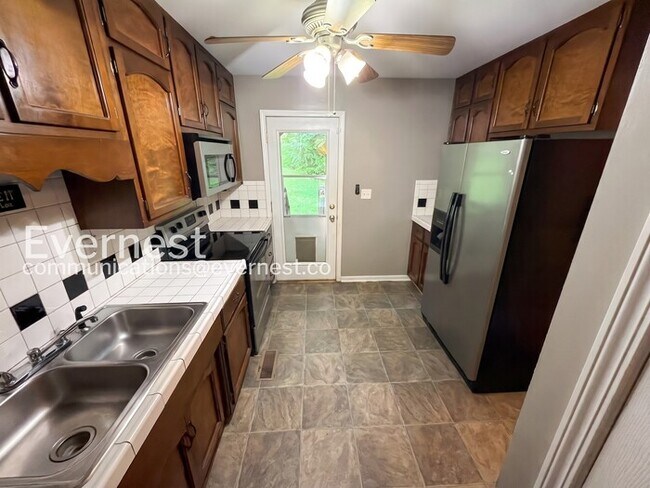 Foto del edificio - 3 Bed, 2 Bath Home with Garage / Pet-Friendly / Vouchers Accepted / Available Now!