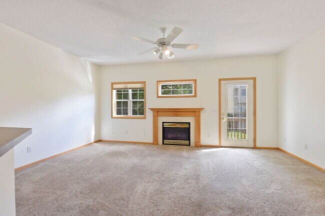 Building Photo - Charming 2-Bed Townhouse in Wayzata with Hardwood Elegance & Cozy Fireplace!