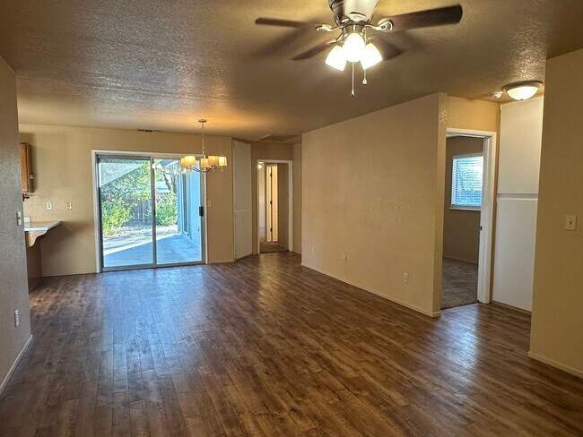 Foto del edificio - 1573-1575 Victor Avenue