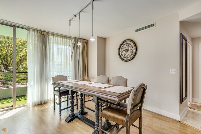 Foto del edificio - 700 Park Regency Pl NE