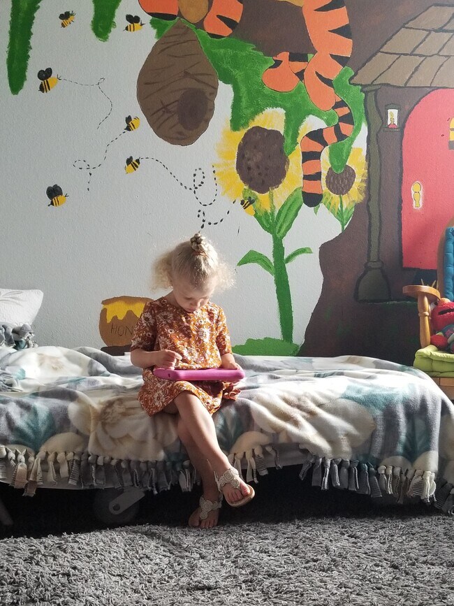 Bedroom 1 11x14 w Mural - 3114 E Oquendo Rd