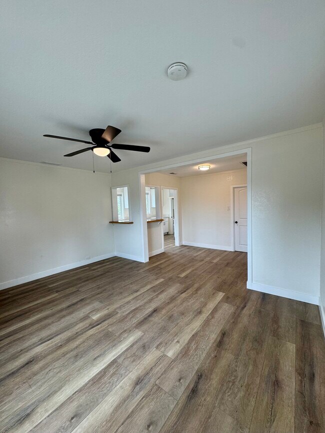 Building Photo - 1402 Prospect Dr
