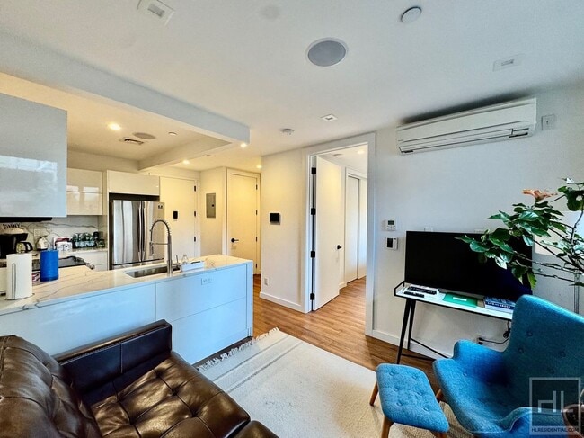 Foto del edificio - Stunning 1 bedroom with Condo finishes W/D and DW Lare Private Outdoor space close to the N line