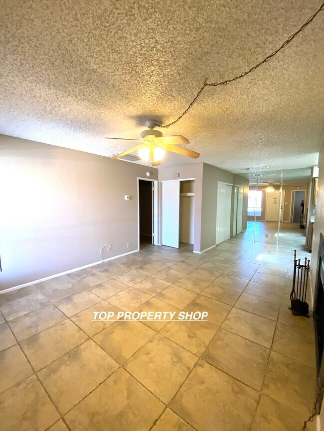 Building Photo - CLEAN 2 BED 2 BATH CONDO IN PHOENIX!