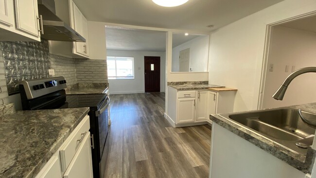 Building Photo - Updated 3 Bed 2 Bath Single Family Home in...