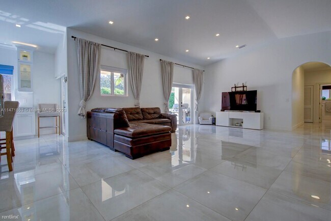 Foto del edificio - 3 br, 2.5 bath House - 8950 NW 174th St # 0