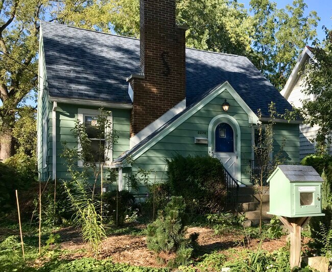 Building Photo - 3226 Milwaukee St