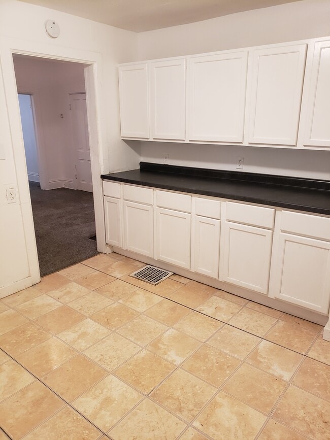 Building Photo - Very spacious 2 Bedroom in Racine!