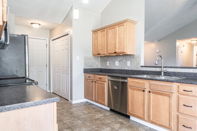 Building Photo - 131 River Birch Ln