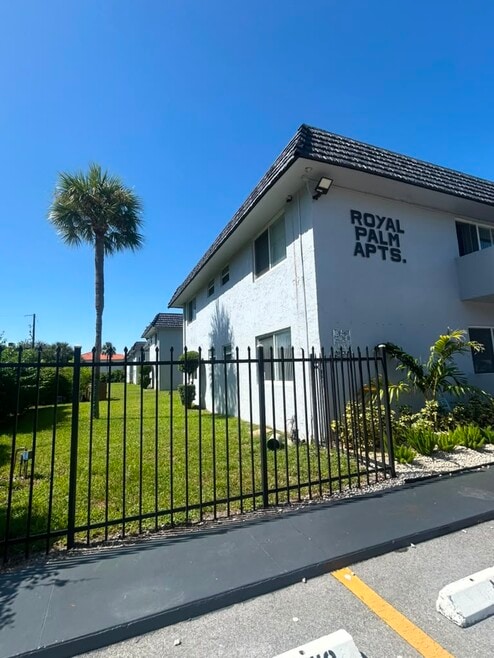 Building Photo - Royal Palm Apartments