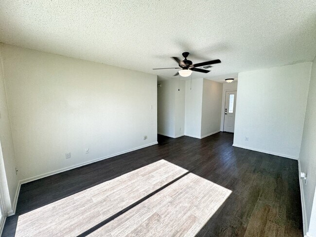 Building Photo - Charming 3-Bedroom 2- Bath home in New Bra...