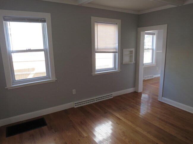 Building Photo - 516 Somerville Ave