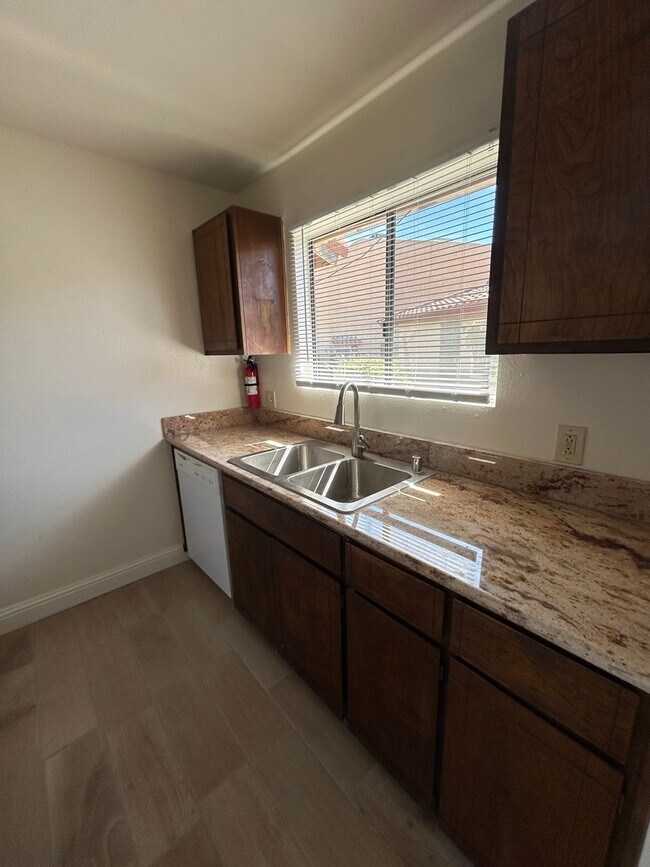 Foto del edificio - Spacious and upgraded 2 bedroom 1 bath, unit in Villa Verde Condominiums.