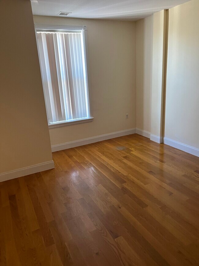 Foto del edificio - 90 Westland Ave