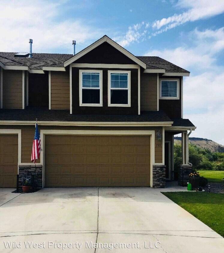 Primary Photo - 3 br, 2.5 bath House - 795 SW Hodia Loop