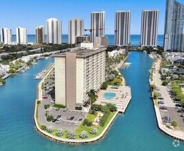 Building Photo - 400 Kings Point Dr