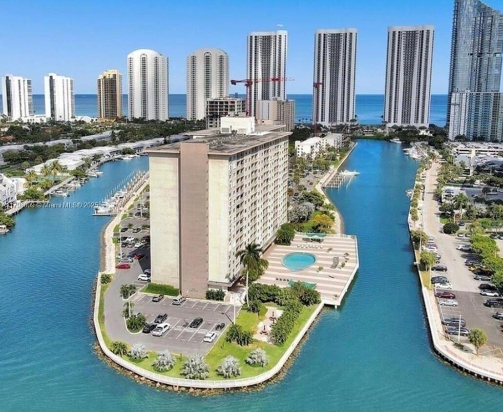 Foto principal - 400 Kings Point Dr