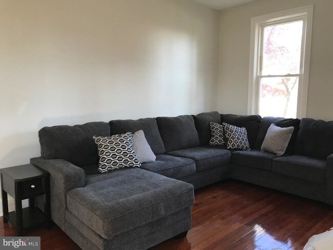 Building Photo - 705 Crown St