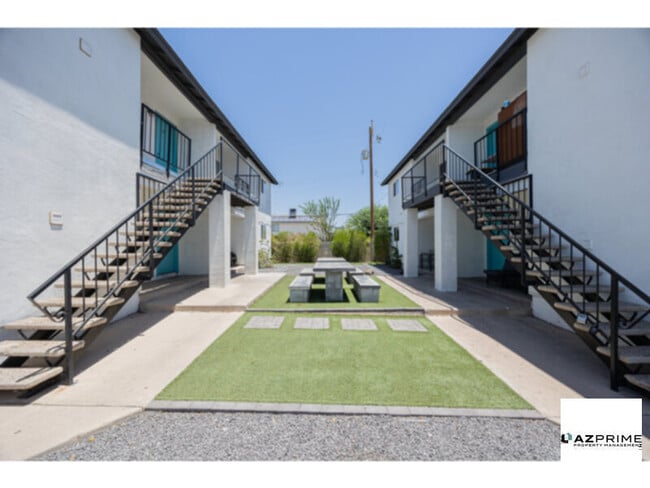 Building Photo - FREE FIRST MONTH'S RENT MOVE-IN SPECIAL!  Experience A Modern 2/1 Unit In Phoenix That Feels Right T