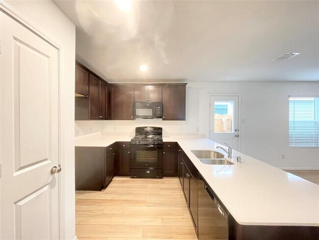 Foto del edificio - 5631 Elwood Dr