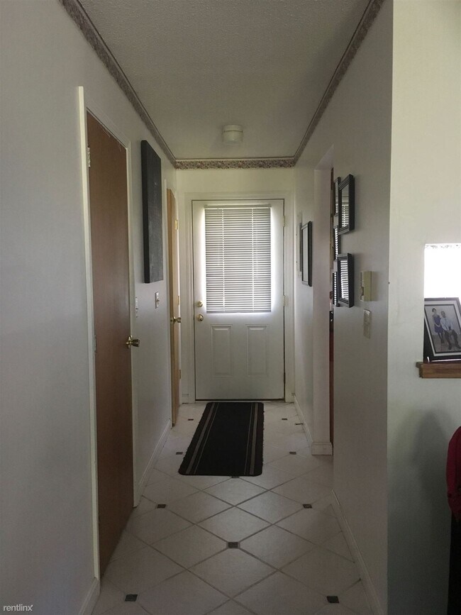 Building Photo - 3 br, 1.5 bath Condo - 60 Hayes Ave