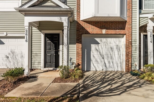 Foto del edificio - Bright and open townhome in South Durham!