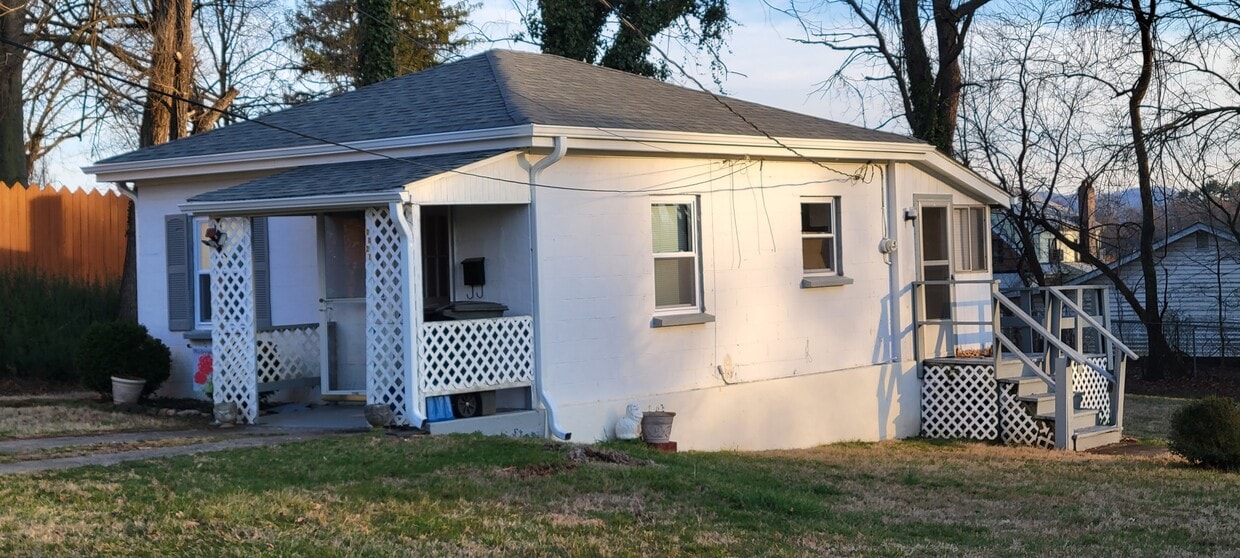 Primary Photo - 1027 Halliahurst Ave