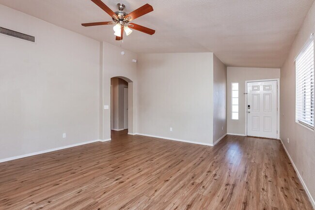 Foto del edificio - 9009 E Kinross Dr