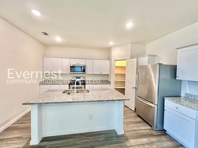 Foto del edificio - 5 Bed/3 Bath Home with Fenced Yard & Garage / Pet-Friendly / Available Now!