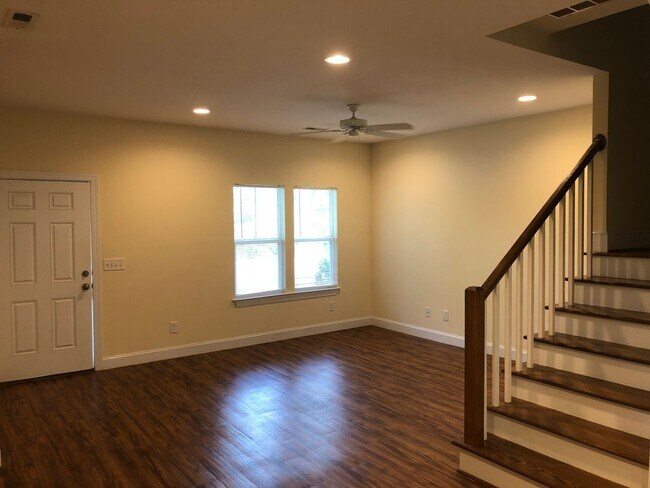 Foto del edificio - 3 Bed 2 Bath Single Family Home - Students Welcome!