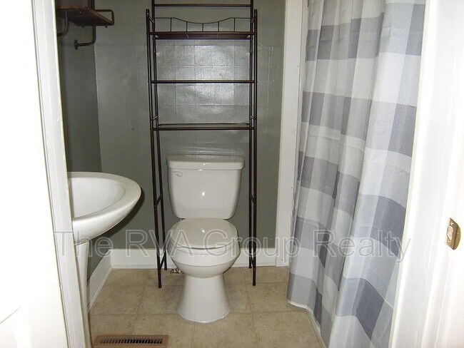 Building Photo - 18 Laurel Ave