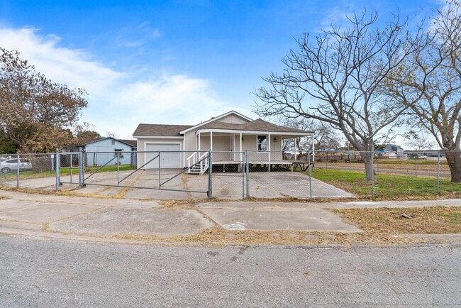 Building Photo - 3 Bedroom 1 Bath Remodeled Home