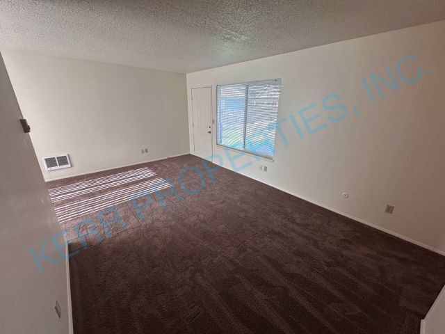 Foto del edificio - Charming 2-Bed Retreat on SE Steele St., Cozy Comfort in 794 Sq Ft!