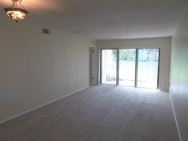 Building Photo - 6170 Willowpointe Cir