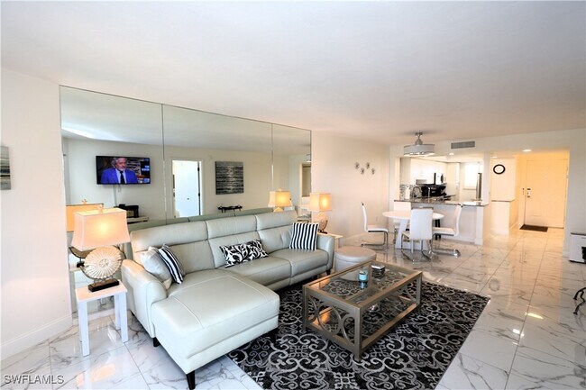 Foto del edificio - 270 N Collier Blvd