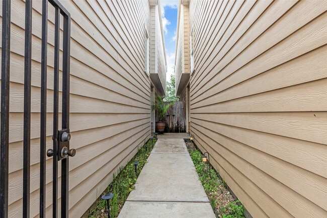 Building Photo - 1309 Nashua St