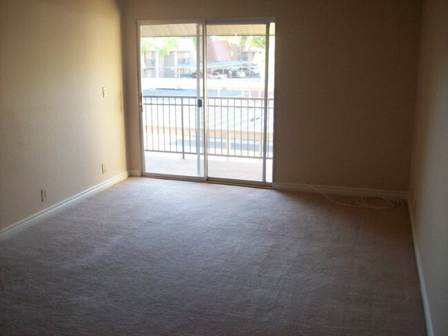 Building Photo - 2nd floor unit in upscale guard gated SW complex near Strip