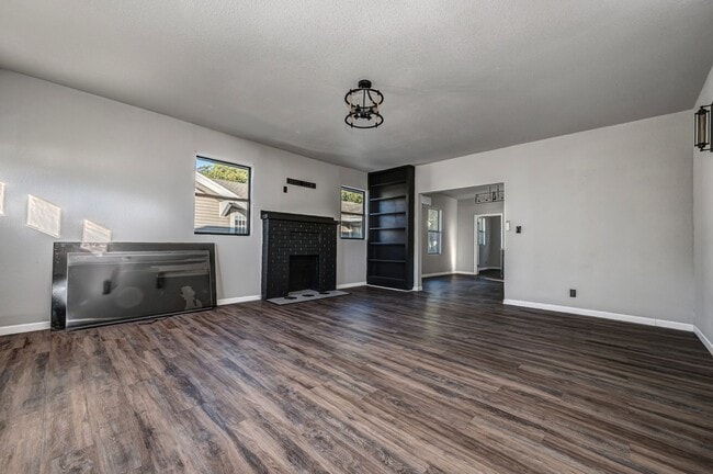 Building Photo - New 3 Bedroom 2 Bath on Stanley SW