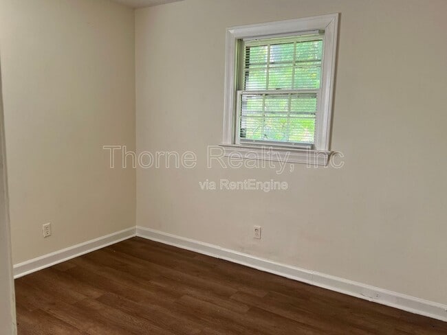 Building Photo - 501 Nelson St